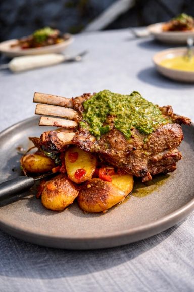 Gericht mit Lammrippchen, Pesto, Röstkartoffeln und Paprika.